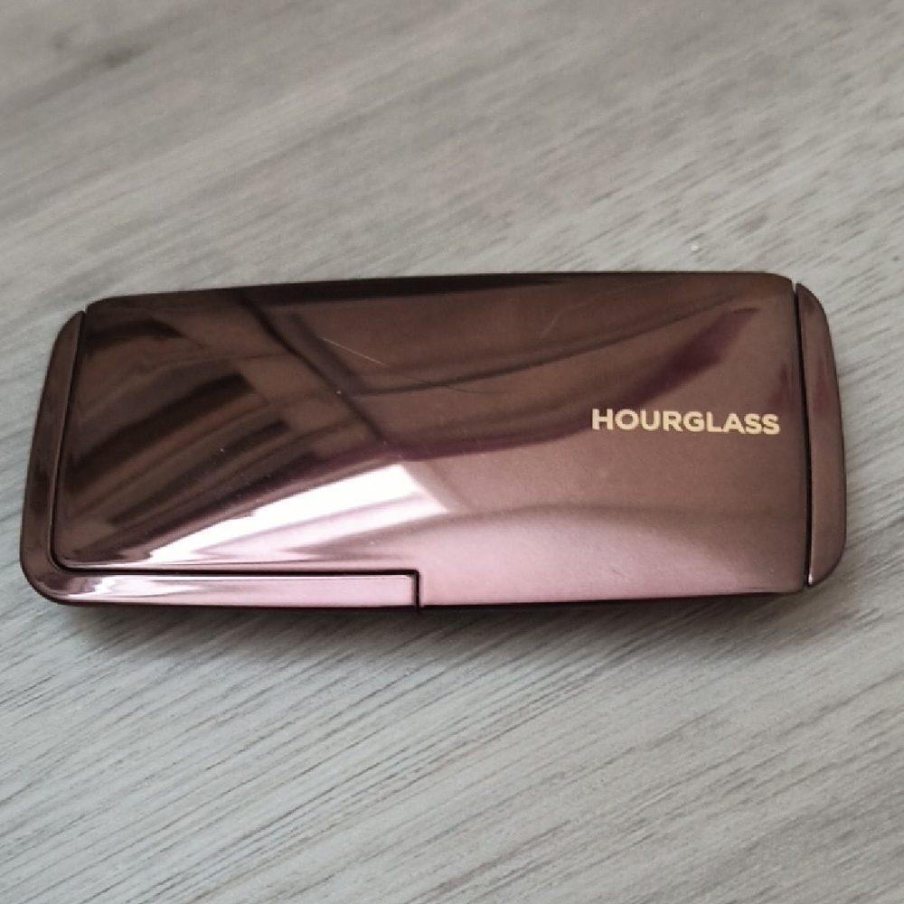 Hourglass Compact Case in Metallic Rose Gold